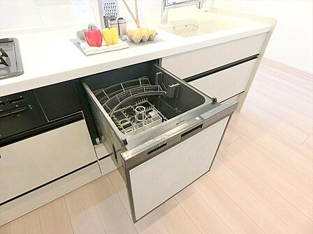 家事の負担を減らせる食洗器付きです。手洗いより少ない水量で洗えるエコ設備です。