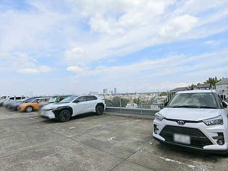 駐車場は平置き1台分が無償で利用できます。毎月のランニングコストが抑えられる嬉しいポイントですね。