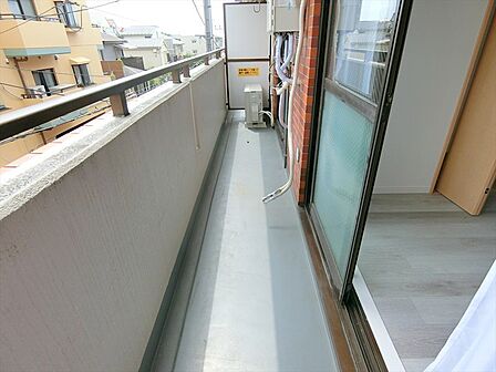 陽当たりの良い東面バルコニー。洗濯物もすぐに乾きそうですね。