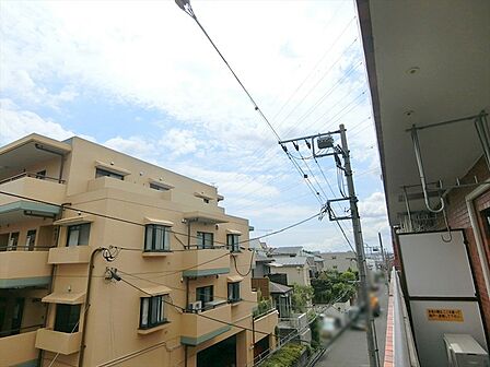 車両の往来も少ない閑静な住環境に立地しています。小さなお子様がいるご家庭も安心してお住まいいただけます。