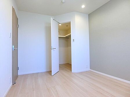 6.2帖の洋室にはWICが設置されています。たっぷりの収納付きでお部屋を快適に利用できますね。