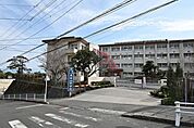 東谷山中学校【鹿児島市立東谷山中学校】は、魚見町に位置する1980年創立の中学校です。令和4年度の生徒数は795人で、27クラスあります。校訓は「英知・情操・健康」です。 2150m