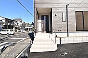住まう方、訪れる方を上品に迎えるエントランス