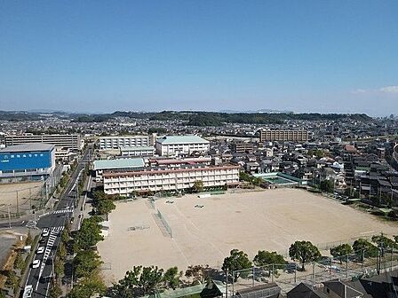谷山中学校【鹿児島市立谷山中学校】は、上福元町に位置する1947年創立の中学校です。令和4年度の生徒数は986人で、31クラスあります。校訓は「自主・向學・友愛」です。 1100m