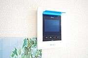 来訪者を映像と音声で確認可能なので、煩わしいセールスにも住戸内で対話可能です。