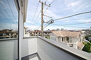 陽光あふれるバルコニーは、たくさんの光を浴びることができるのでお洗濯物やお布団もしっかり干せます。