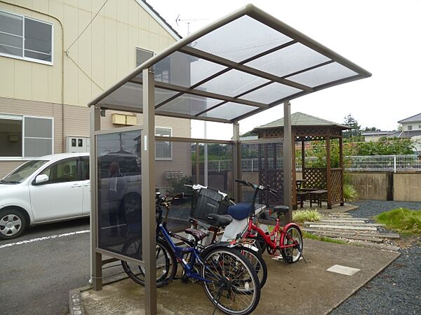 画像8:屋根付き専用駐輪場。