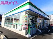ファミリーマート東員町六把野店 1021m