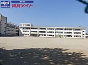 津市立新町小学校 561m