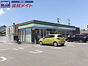 ファミリーマート津結城神社前店 561m