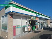 ファミリーマート津みなみ店 547m
