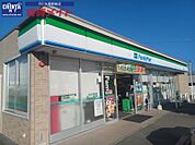 ファミリーマート津みなみ店 547m
