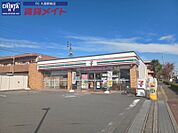 セブンイレブン津市久居西鷹跡町店 671m