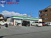 ファミリーマート嬉野中川新町店 543m
