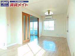 JR参宮線 五十鈴ケ丘駅 徒歩3分の賃貸アパート 2階1LDKのリビング/ダイニング