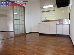 JR参宮線 五十鈴ケ丘駅 3.1kmの賃貸アパート 1階2DKのリビング/ダイニング