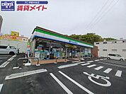ファミリーマート伊勢河崎店 554m