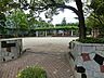 周辺：大きくはありませんが、広場や遊具、休憩できるベンチ等の揃った公園です。