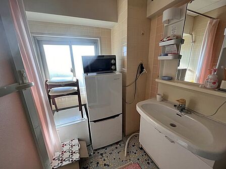 元浴室に洗面台を置かれています。