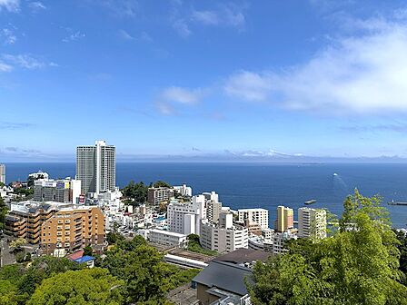 【眺望】バルコニーからの眺望です。壮大な相模湾と熱海の街並みをご覧いただけます。