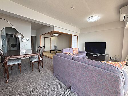 80m2越えの2LDKのため、リビングダイニングはかなり広々しています。