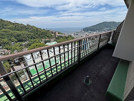 リビングルーム横のバルコニー、海を臨みます。