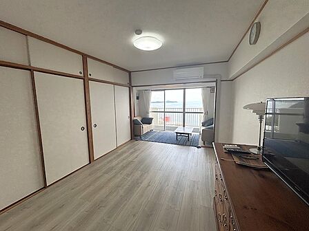 お部屋のご紹介です。こちらは6帖の洋室部分。