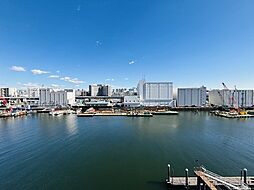 住戸前面は水辺に面しているため、開放的な眺望が望めます。