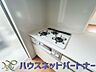 室内：三口コンロで料理の幅を拡げてくれる使いやすいシステムキッチンを採用。洗い場も大きいので野菜や食器を洗ったりする際にも捗り、奥様の強い味方となってくれるはずです。