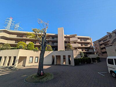 外観:緑に囲まれた全体総戸数234戸のビッグコミュニティーのマンションです。 外観:緑に囲まれた全体総戸数234戸のビッグコミュニティーのマンションです。