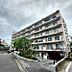 外観：外観：緑豊かな植栽に囲まれた6階建てマンション、落ち着いた住環境が魅力です
