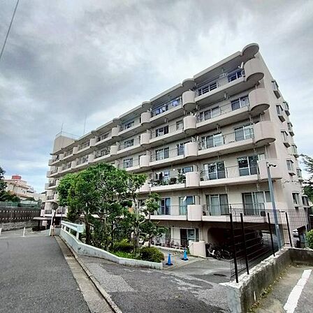 外観:緑豊かな植栽に囲まれた6階建てマンション、落ち着いた住環境が魅力です