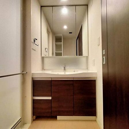 広々とした洗面所です。洗面台も大きく、朝の身支度もゆとりを持って行えそうです。