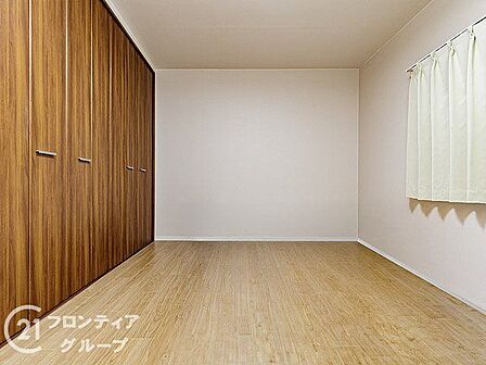 スタイリッシュな寝室で、心地よいひとときを過ごすことができるデザインです。明るく開放的な寝室で、リラックスした時間を楽しむことができる空間です