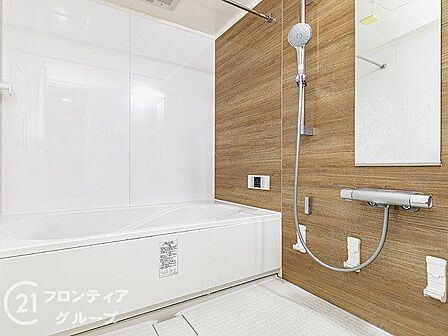 広めのバスルームはゆったりと足を伸ばすことができます。快適にお使いいただけます。