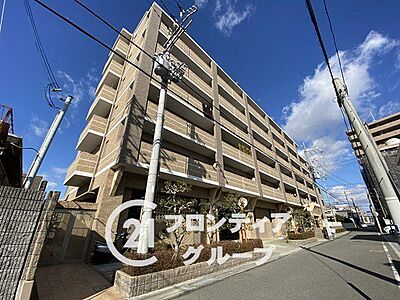 外観：地上6階建てマンションの2階部分です！駅から徒歩8分のマンションは、通勤や通学にとても便利で、時間を有効に使える素晴らしい立地です！