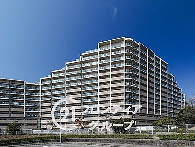 外観：大規模マンションは、堅牢で重厚な外観が特徴です。鉄筋コンクリート造の高層建築が多く、耐久性に優れています。共用部分のリフォームやメンテナンスがしっかりと行われており、資産価値の向上が期待できます。