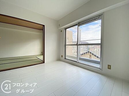 窓が多いので、光を多く取り込んでお部屋を明るく保ちます。