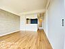 リビング/ダイニング：13.7帖のとても広々としたリビングルーム。家具を置いたとしてもまだまだ余裕があります