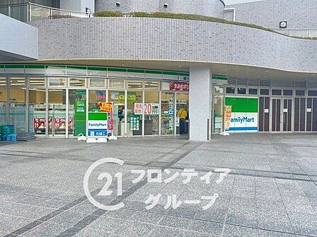 ファミリーマート学園都市駅店 徒歩11分。 830m