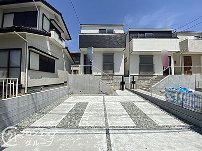 外観:外壁にサイディング材を使用したおしゃれな外観。色柄バリエーションが豊富なため、住まいの表情を豊かに表現してくれます。また、雨で汚れを落としてくれるので、綺麗な外観が長続きします! 外観:外壁にサイディング材を使用したおしゃれな外観。色柄バリエーションが豊富なため、住まいの表情を豊かに表現してくれます。また、雨で汚れを落としてくれるので、綺麗な外観が長続きします!