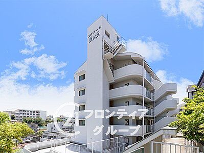 外観:シンプルながらも存在感のあるマンション外観は、住む人を魅了し、日常に特別な時間をもたらします。都会的なデザインが魅力で、住む人に誇りを与える空間です 外観:シンプルながらも存在感のあるマンション外観は、住む人を魅了し、日常に特別な時間をもたらします。都会的なデザインが魅力で、住む人に誇りを与える空間です