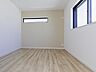 子供部屋：【子供部屋】明るく広々とした子ども部屋は、遊び心をくすぐる空間です。お子様の成長を見守るのにぴったりの環境です。