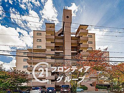 外観：シンプルながらも存在感のあるマンション外観は、住む人を魅了し、日常に特別な時間をもたらします。都会的なデザインが魅力で、住む人に誇りを与える空間です。