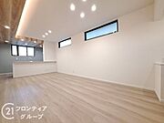 ゆったりとくつろげるリビングは、家族時間を楽しむのにぴったり。家具の配置もしやすく、生活スタイルに合わせて使いやすい空間です。