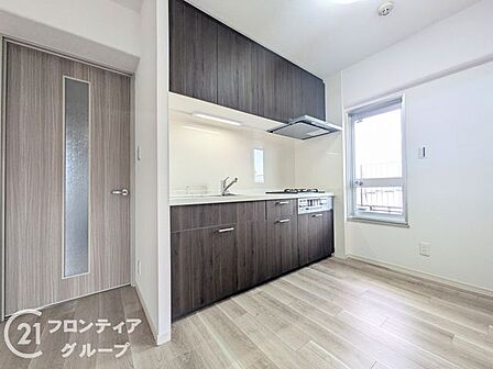 温かみのある木目調のデザインで、インテリアになじみやすいキッチンです