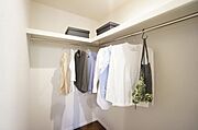 【施工例／ファミリークローゼット】家族全員の衣類や荷物を一箇所にまとめて収納できるファミリークローゼット。洗濯から収納までの家事動線が短くなり、家事の負担が軽減されます。