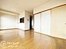 リビング/ダイニング：明るい日差しがさすリビングは、家族の憩い空間。お庭を眺めながら、毎日話が弾みそうですね！