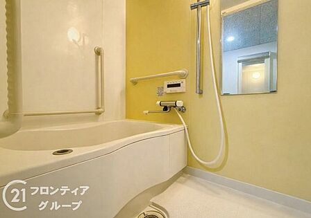 【家具消し加工後のイメージ】広々としたバスルームで、心地よいリラックスタイムを楽しめます。快適な空間で、日々の疲れを癒す贅沢な時間を提供します。