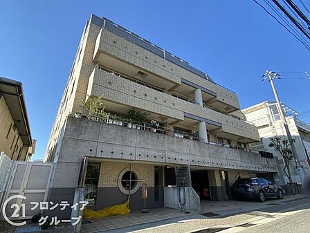 シンプルながらも存在感のあるマンション外観は、住む人を魅了し、日常に特別な時間をもたらします。